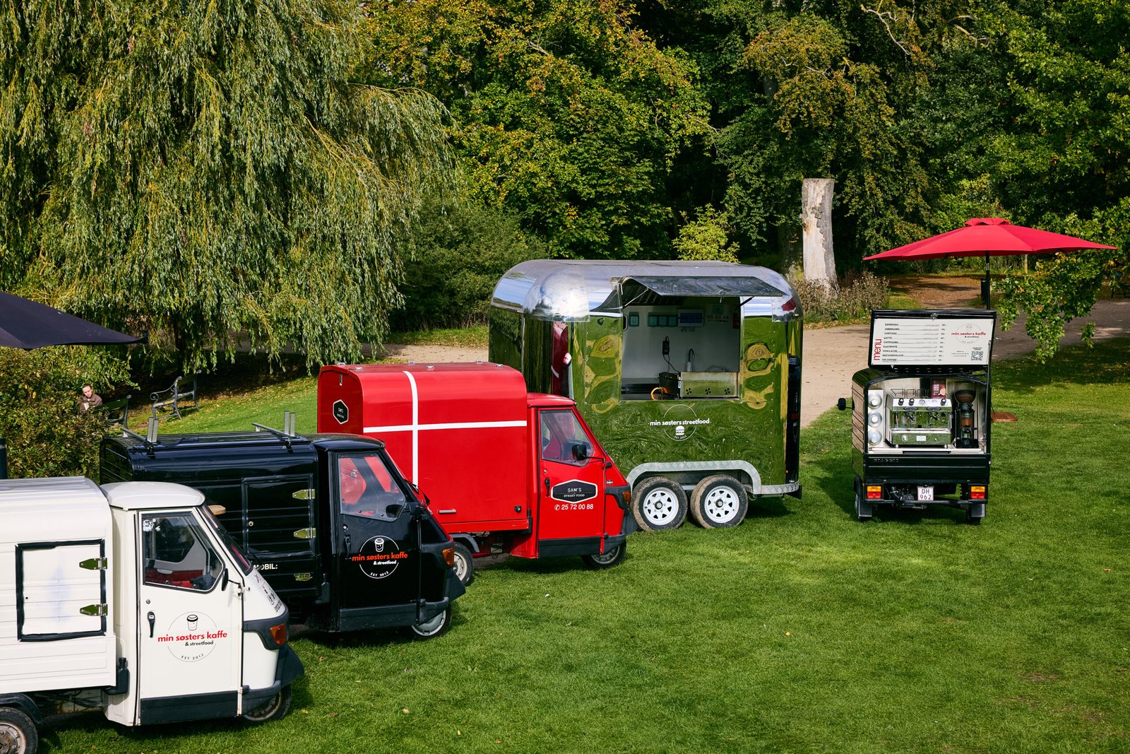 Guests gathering around a Min Søsters Kaffe & Streetfood van at an event