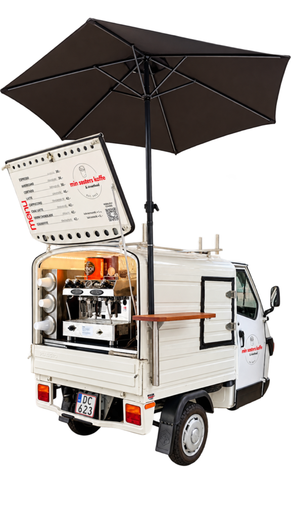 White coffee tuk-tuk serving hot drinks with the Min Søsters Kaffe & Streetfood logo
