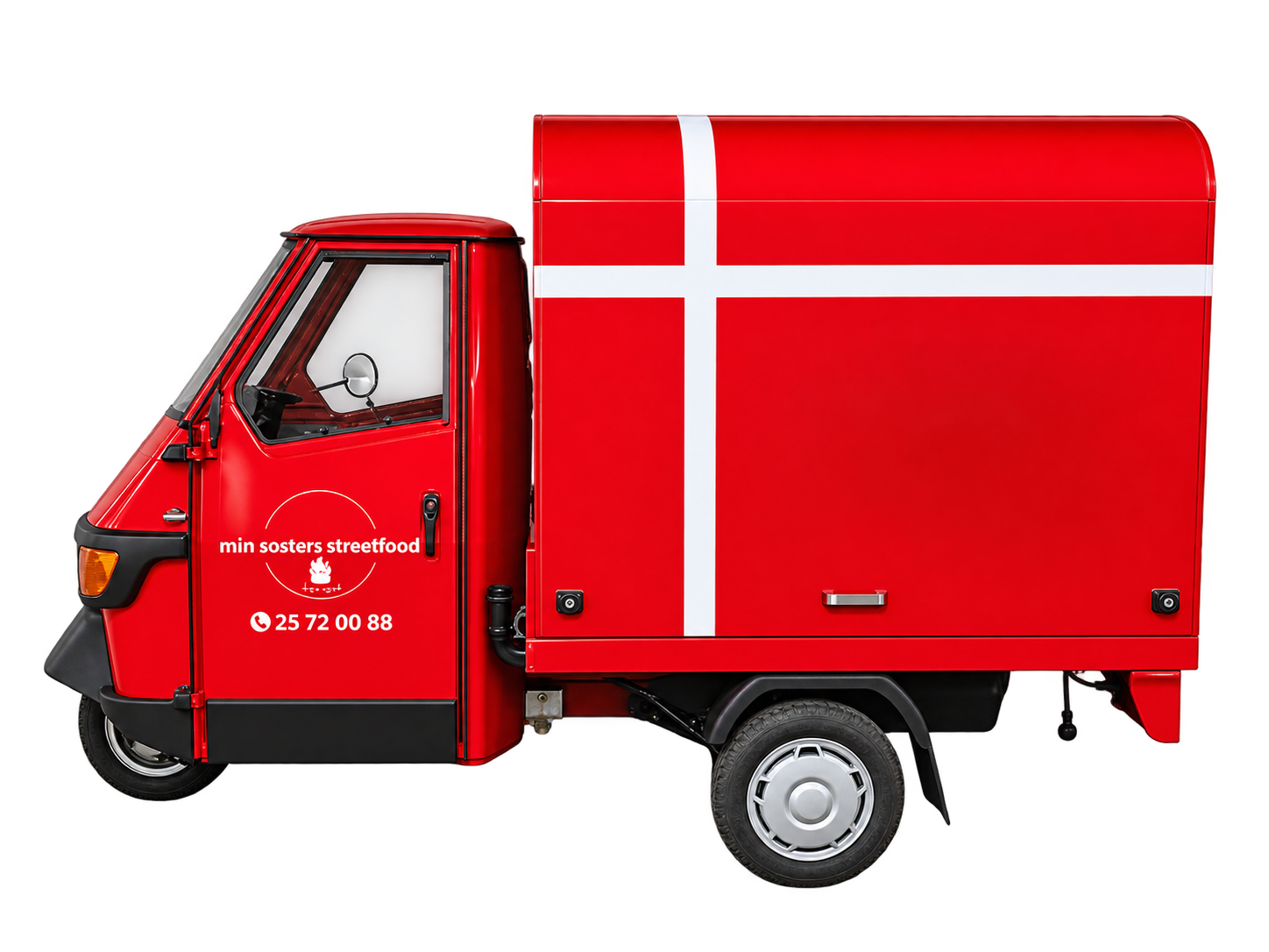 Red fries tuk-tuk with the Min Søsters Kaffe & Streetfood logo